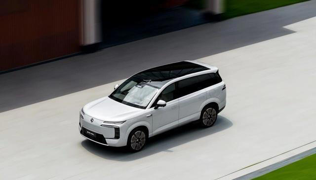 腾势N8L全系标配易三方，科技配置实用，享受便利舒适的出行体验