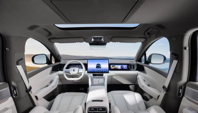 腾势N8L全系标配易三方，科技配置实用，享受便利舒适的出行体验