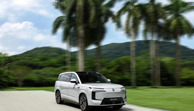 腾势N8L全系标配易三方，科技配置实用，享受便利舒适的出行体验