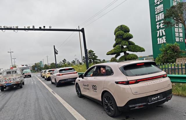 零跑Lafa5实车现身,小钢炮既视感+无框车门,续航605km+激光雷达 零跑Lafa5实车现身,小钢炮既视感+无框车门,续航605km+激光雷达