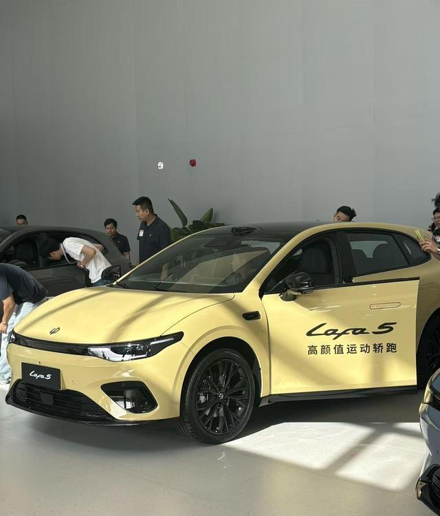 零跑Lafa5实车现身,小钢炮既视感+无框车门,续航605km+激光雷达 零跑Lafa5实车现身,小钢炮既视感+无框车门,续航605km+激光雷达