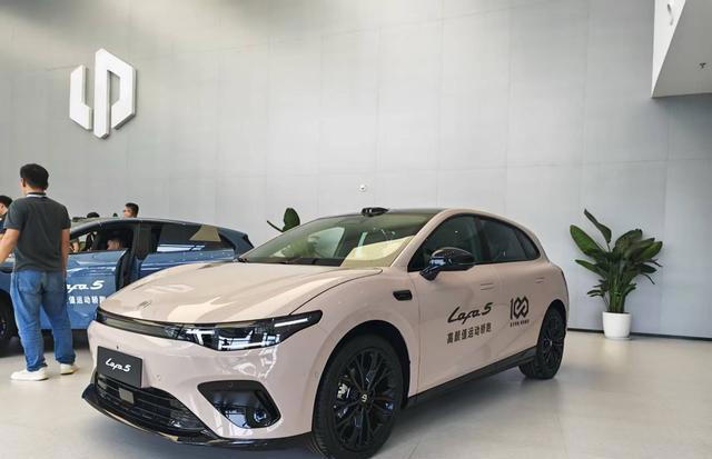 零跑Lafa5实车现身,小钢炮既视感+无框车门,续航605km+激光雷达 零跑Lafa5实车现身,小钢炮既视感+无框车门,续航605km+激光雷达