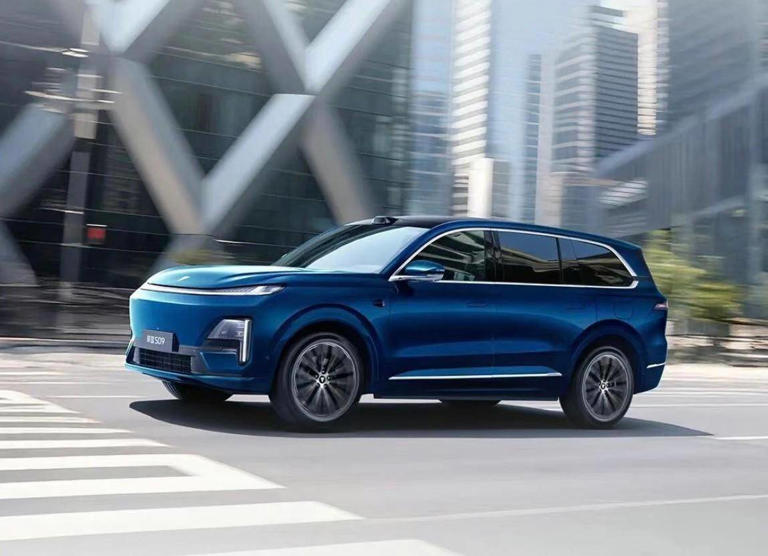 深蓝S09“加配不加价”反遭差评潮，115亿亏空难撑高端梦