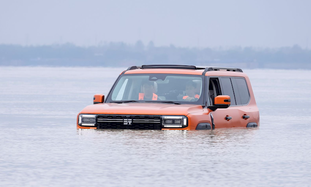 全球首款横渡长江的车来了！捷途纵横G700上市：30.49万起