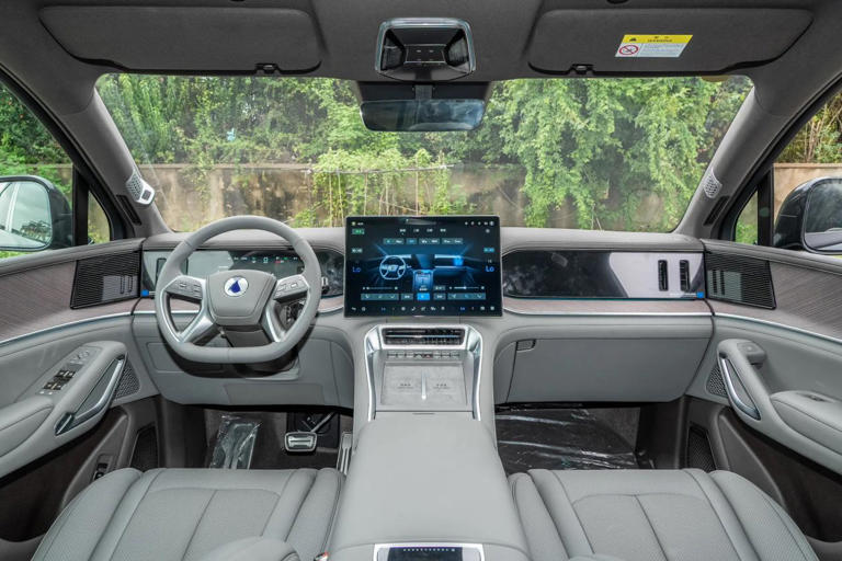 比亚迪放大招！5.2米全尺寸6座SUV，云辇三电机3.9S破百