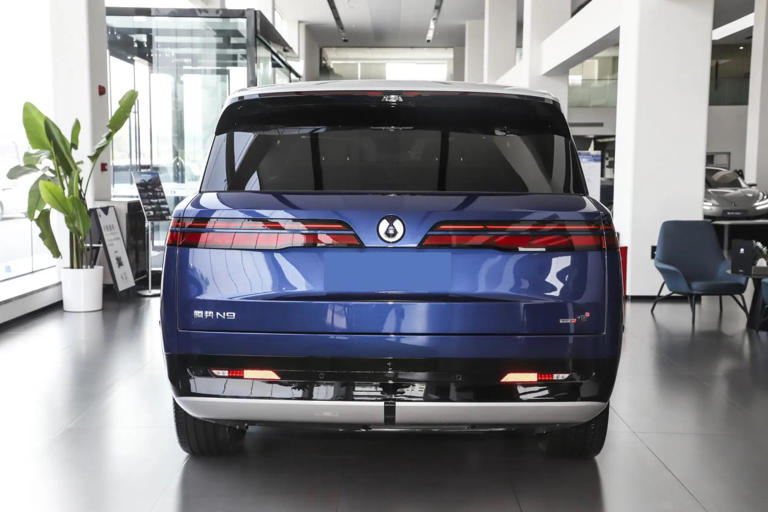 比亚迪放大招！5.2米全尺寸6座SUV，云辇三电机3.9S破百