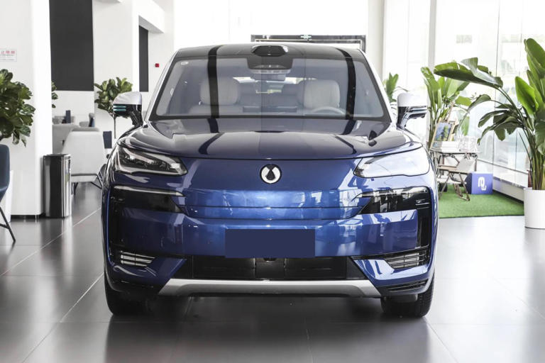 比亚迪放大招！5.2米全尺寸6座SUV，云辇三电机3.9S破百