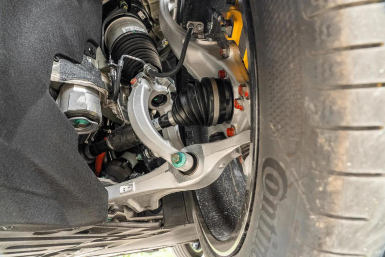 比亚迪放大招！5.2米全尺寸6座SUV，云辇三电机3.9S破百