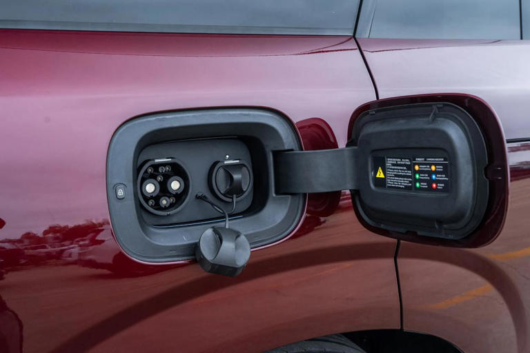 比亚迪放大招！5.2米全尺寸6座SUV，云辇三电机3.9S破百