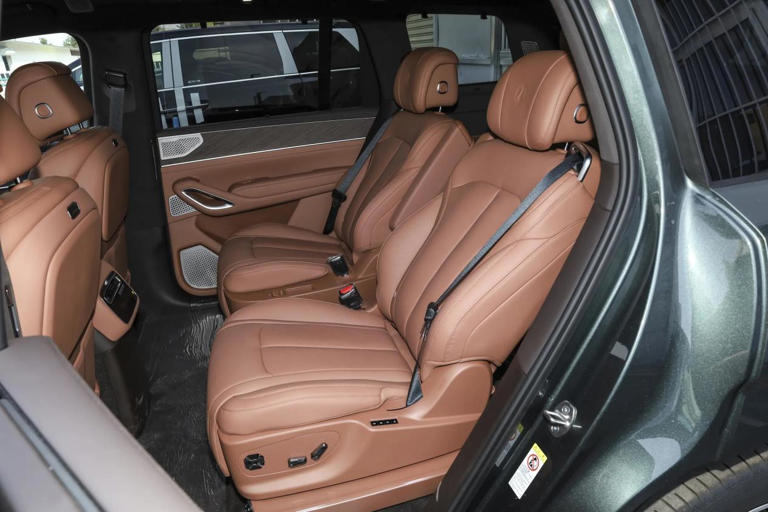 比亚迪放大招！5.2米全尺寸6座SUV，云辇三电机3.9S破百