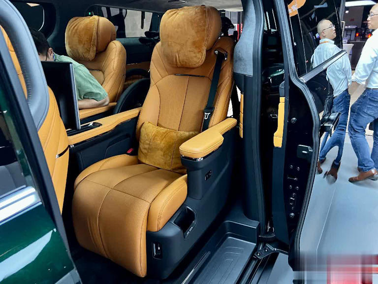 宾利设计师操刀，吉利“L380”实车亮相，8座续航650km！