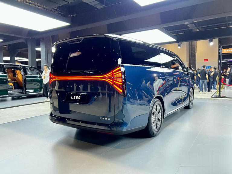 宾利设计师操刀，吉利“L380”实车亮相，8座续航650km！