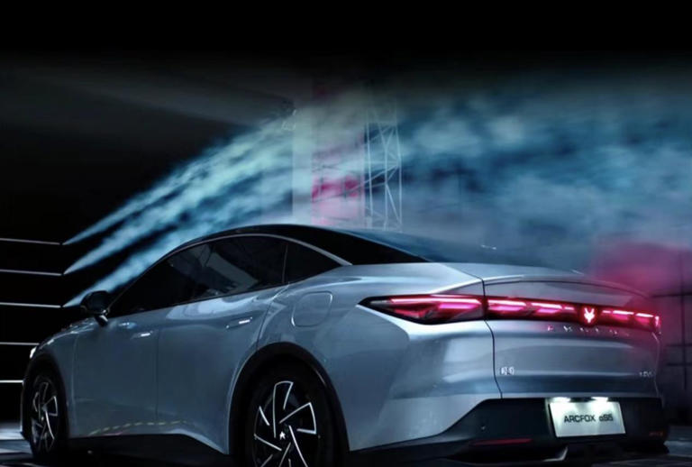 极狐阿尔法S5：3.7秒破百跻身“3秒俱乐部”，不止于快更有安全保障