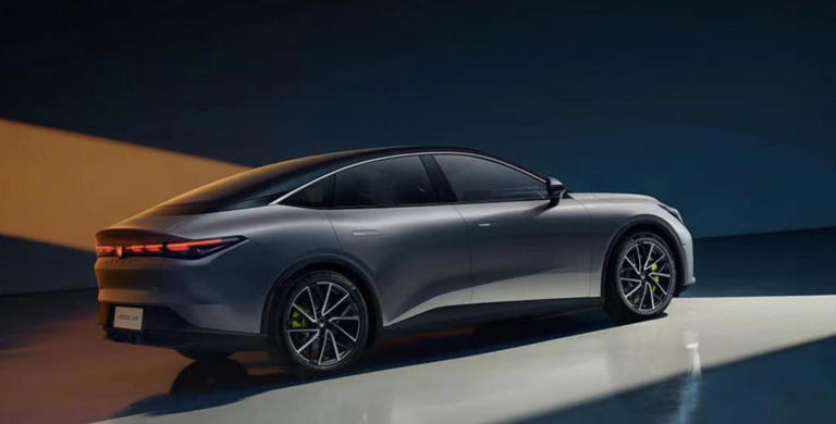 极狐阿尔法S5：3.7秒破百跻身“3秒俱乐部”，不止于快更有安全保障