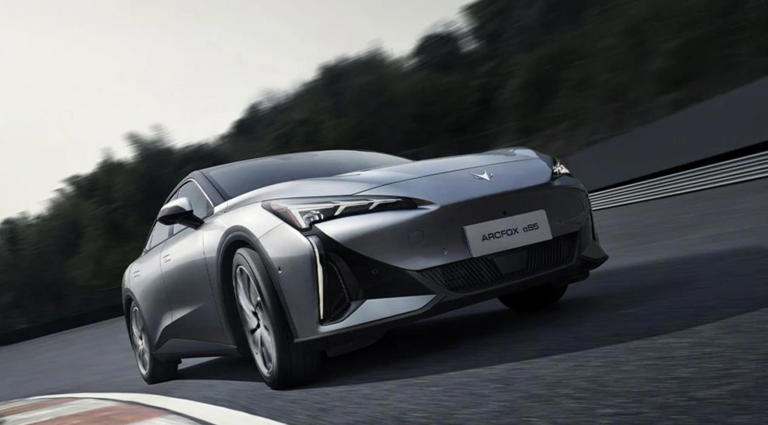 极狐阿尔法S5：3.7秒破百跻身“3秒俱乐部”，不止于快更有安全保障