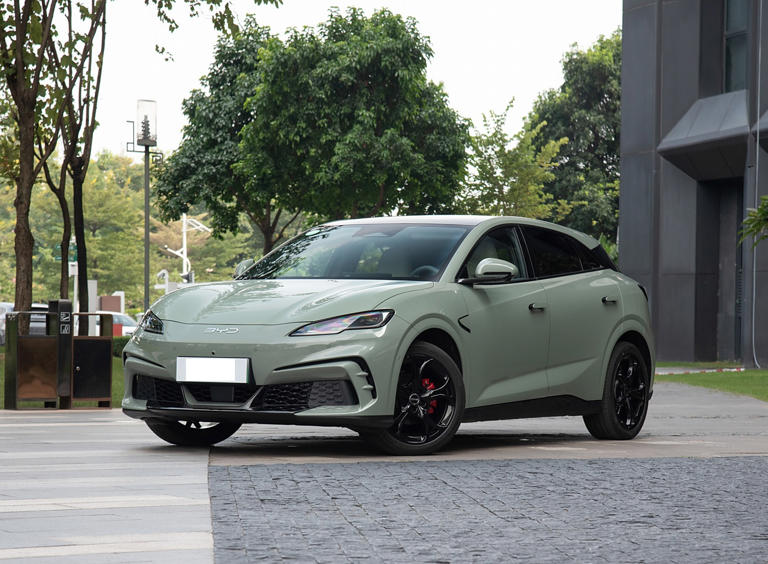 比亚迪首款“小钢炮”实拍！轴距超2米8，双电四驱续航超600Km