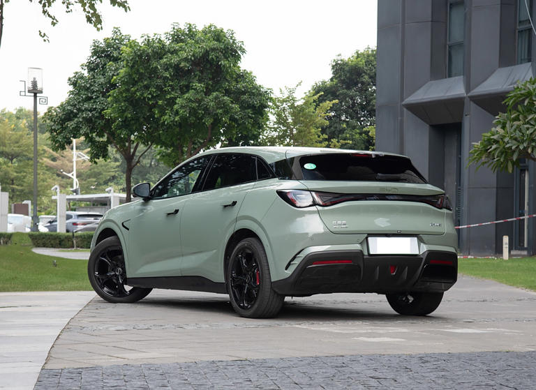 比亚迪首款“小钢炮”实拍！轴距超2米8，双电四驱续航超600Km