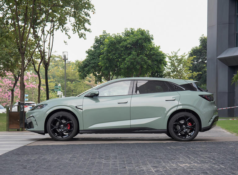 比亚迪首款“小钢炮”实拍！轴距超2米8，双电四驱续航超600Km