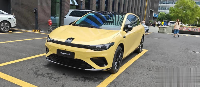 零跑Lafa5无伪实车街头现身，外观动感又运动