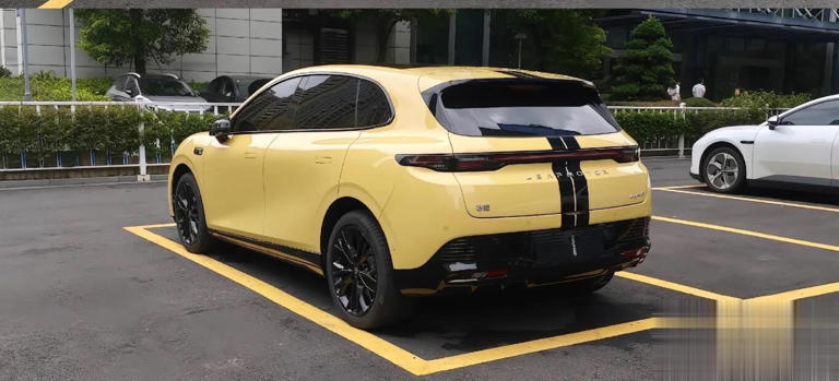 零跑Lafa5无伪实车街头现身，外观动感又运动