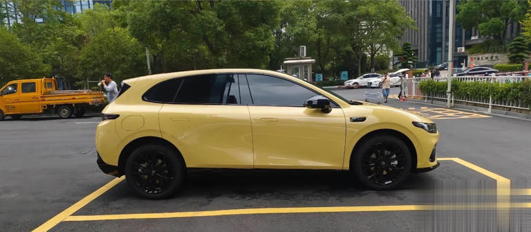 零跑Lafa5无伪实车街头现身，外观动感又运动