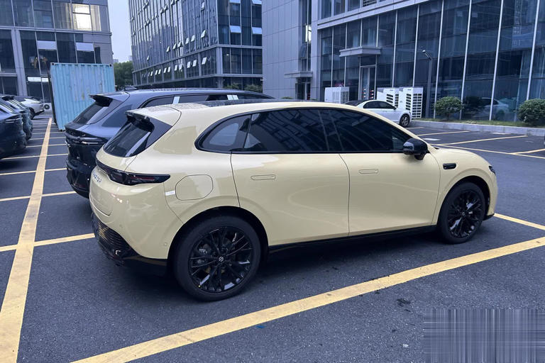 零跑Lafa5无伪实车街头现身，外观动感又运动