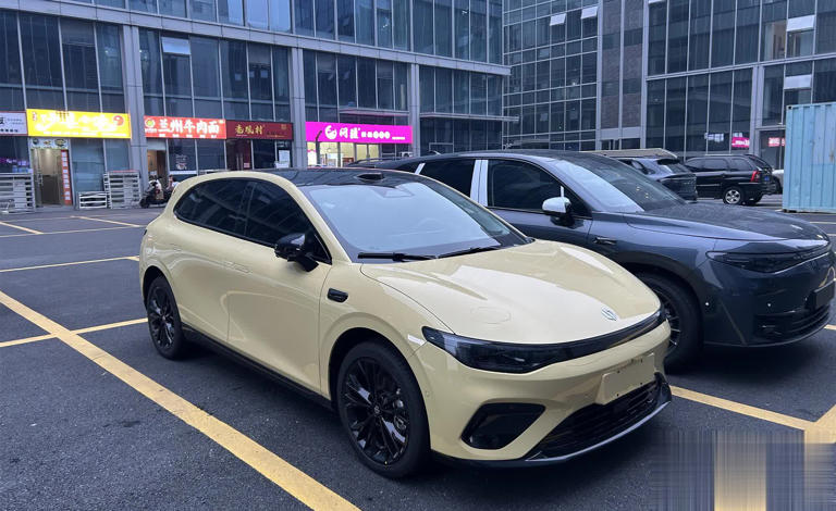 零跑Lafa5无伪实车街头现身，外观动感又运动