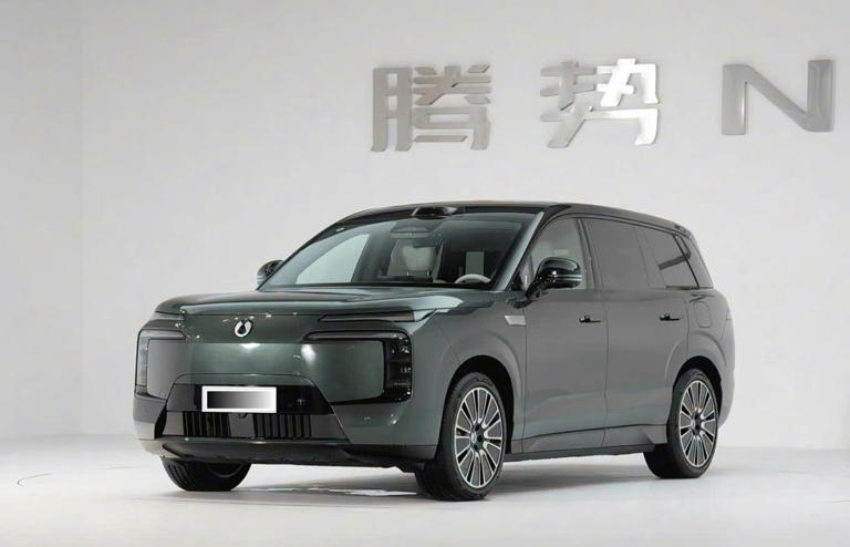 搭载云辇-A+易三方，还有后排娱乐屏+冰箱，比亚迪的全新SUV很强