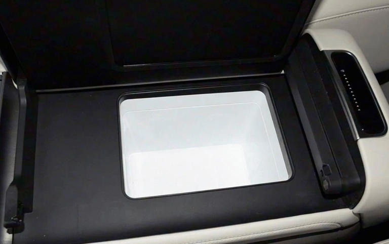 搭载云辇-A+易三方，还有后排娱乐屏+冰箱，比亚迪的全新SUV很强