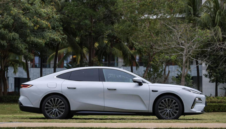 吉利下一个“爆款”，轿跑式车身，搭载雷神电混，纯电能跑165km