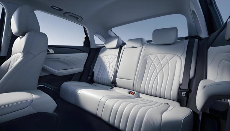 吉利下一个“爆款”，轿跑式车身，搭载雷神电混，纯电能跑165km