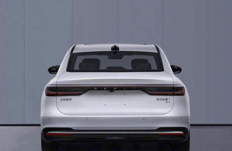 吉利下一个“爆款”，轿跑式车身，搭载雷神电混，纯电能跑165km