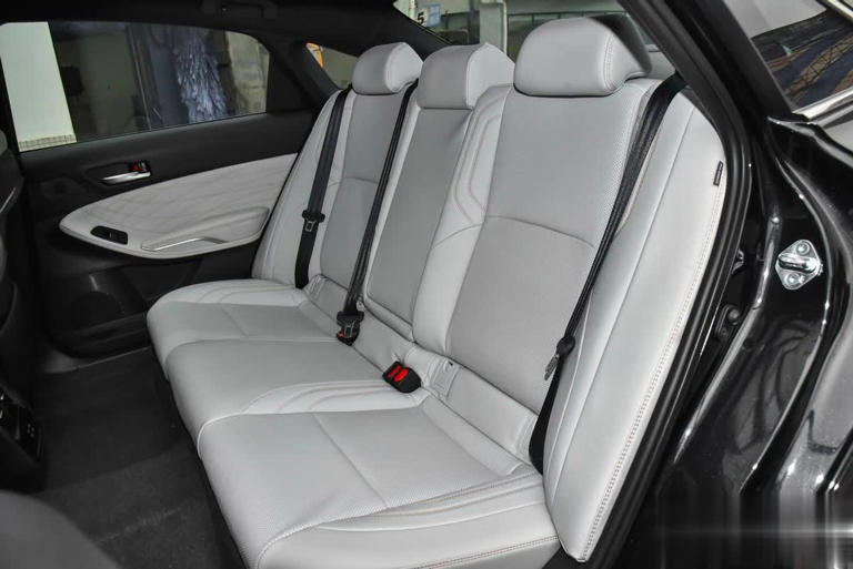 预算15-20万买车，选电车还是油车？这3款轿车别错过