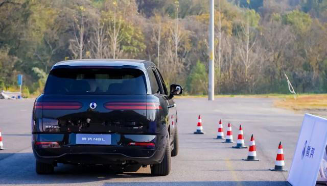 腾势N8L试驾：五米二“移动大平层”竟能蟹行横移！