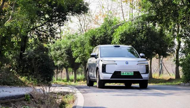 腾势N8L试驾：五米二“移动大平层”竟能蟹行横移！