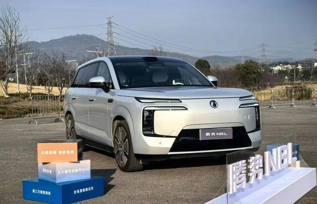 腾势N8L试驾：五米二“移动大平层”竟能蟹行横移！