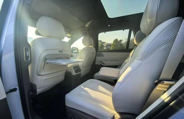 腾势N8L试驾：五米二“移动大平层”竟能蟹行横移！