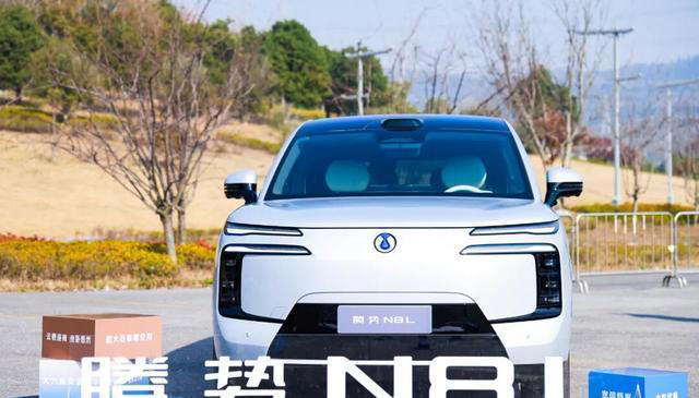 腾势N8L试驾：五米二“移动大平层”竟能蟹行横移！