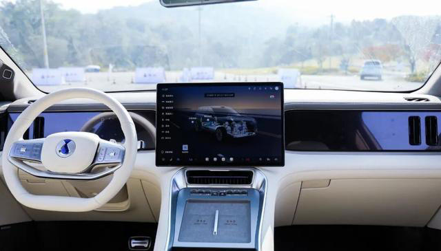 腾势N8L试驾：五米二“移动大平层”竟能蟹行横移！