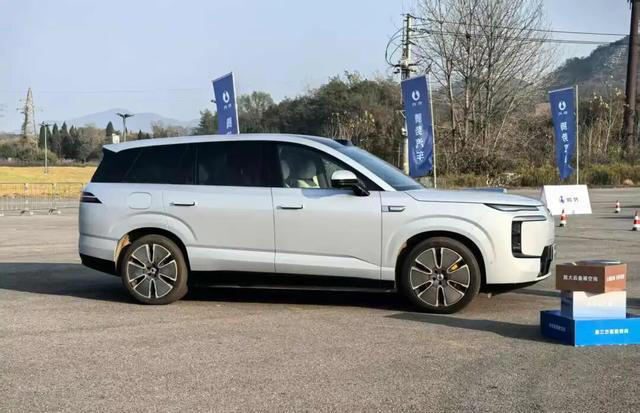 腾势N8L试驾：五米二“移动大平层”竟能蟹行横移！