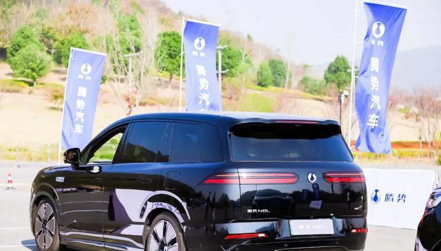 腾势N8L试驾：五米二“移动大平层”竟能蟹行横移！