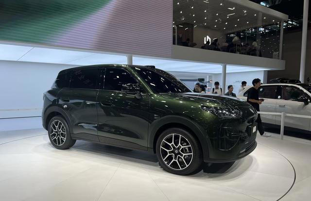 零跑A10亮相广州车展：10万元级SUV或卷向“智能普惠”