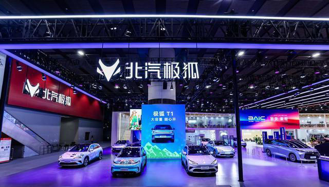 破局12万级SUV市场！极狐全新阿尔法T5凭实力加冕“卷王”