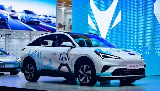 破局12万级SUV市场！极狐全新阿尔法T5凭实力加冕“卷王”