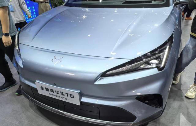 破局12万级SUV市场！极狐全新阿尔法T5凭实力加冕“卷王”