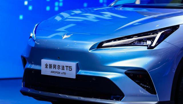 破局12万级SUV市场！极狐全新阿尔法T5凭实力加冕“卷王”