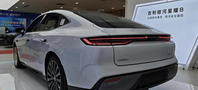 吉利版帕拉梅拉火了！5米车长，3米轴距，30天卖了10191辆