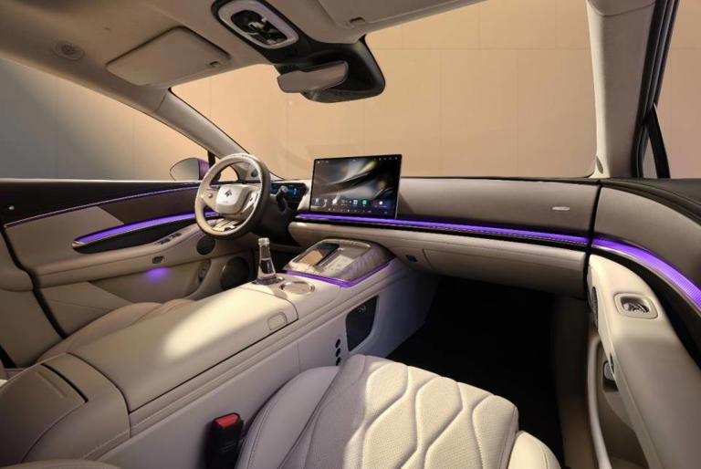 广汽昊铂A800内饰全球首秀，L3高速路测引领华系车智能新高度