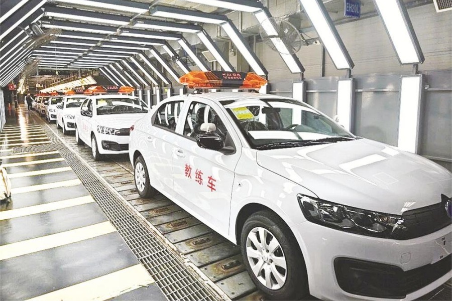 神龙首款新能源智能教练车下线