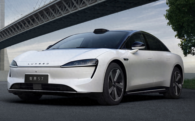 智界S7定位中大型车